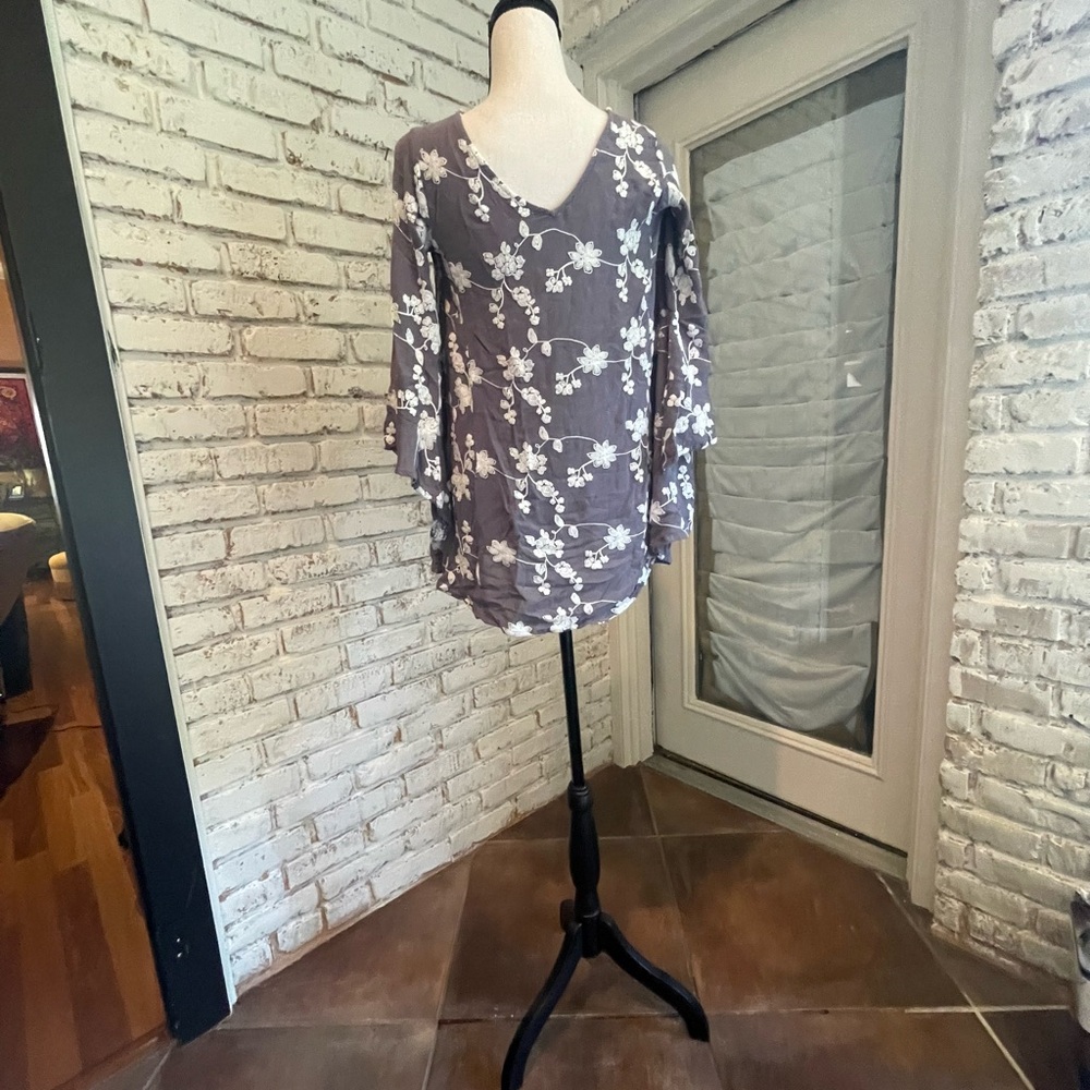Umgee Gray Floral Blouse
